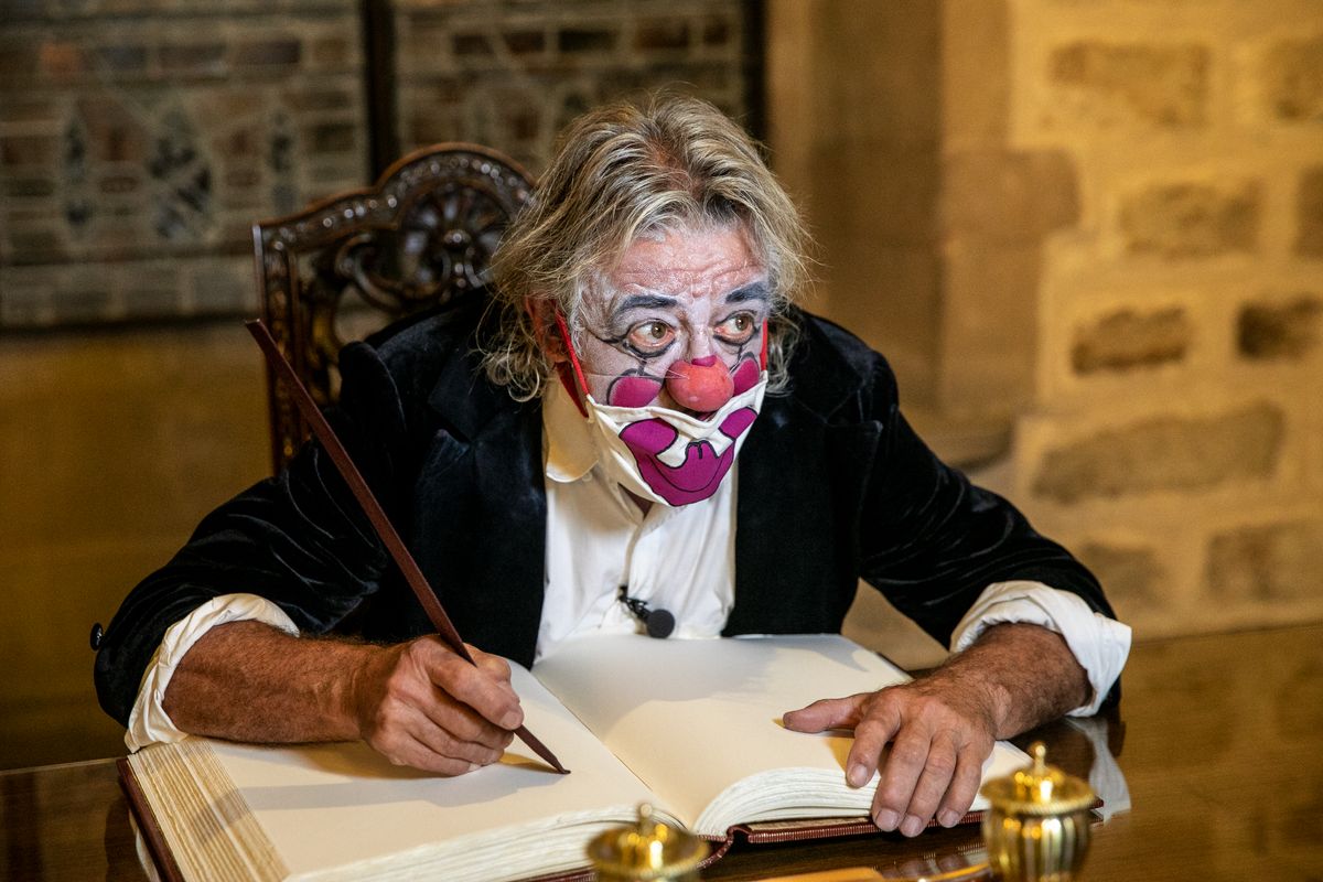 <div class='imageHoverDetail'>
             <p class='imageHoverTitle twoLineBreak'>El Tortell Poltrona signa el llibre d'honor de la ciutat durant l'acte de lec...</p>
             <p class='imageHoverAutor oneLineBreak'>Autor: Edu Bayer</p>
             <button class='imageHoverBtn'>Mostra els detalls de la imatge <span class='sr-only'>El Tortell Poltrona signa el llibre d'honor de la ciutat durant l'acte de lec...</span></button>
             </div>