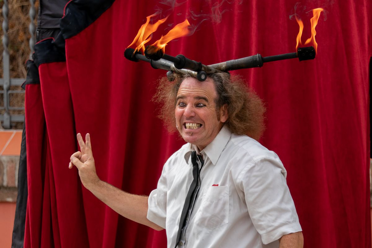 <div class='imageHoverDetail'>
             <p class='imageHoverTitle twoLineBreak'>Espectacle "Mundo Costrini" dins del MAC Festival a la Casa de l'Aigua</p>
             <p class='imageHoverAutor oneLineBreak'>Autor: Manel Sala</p>
             <button class='imageHoverBtn'>Mostra els detalls de la imatge <span class='sr-only'>Espectacle "Mundo Costrini" dins del MAC Festival a la Casa de l'Aigua</span></button>
             </div>