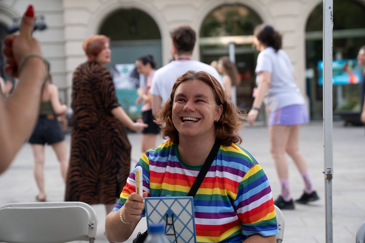 
             Joves en l’espai d’automaquillatge de la Revolta Queer: jornada festiva i re...
             Autor: Martí Petit
             Mostra els detalls de la imatge Joves en l’espai d’automaquillatge de la Revolta Queer: jornada festiva i re...
             