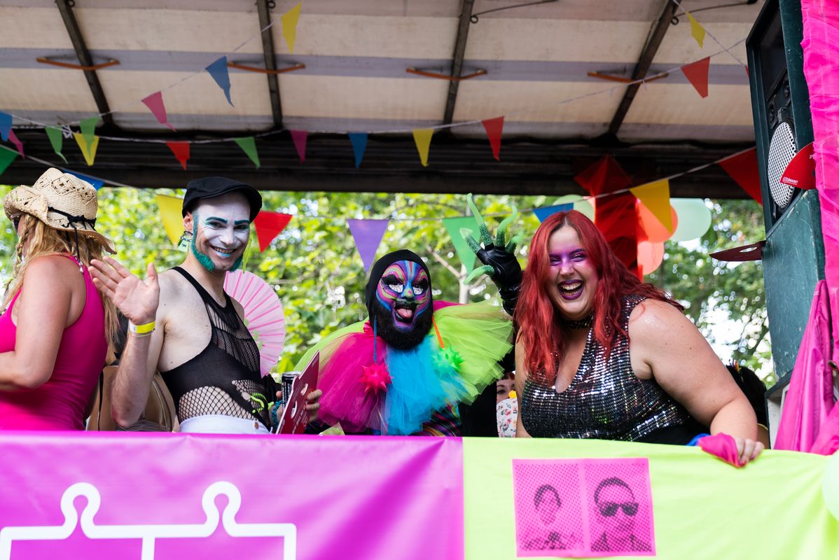 
             Participants en el Pride 2022 dalt d