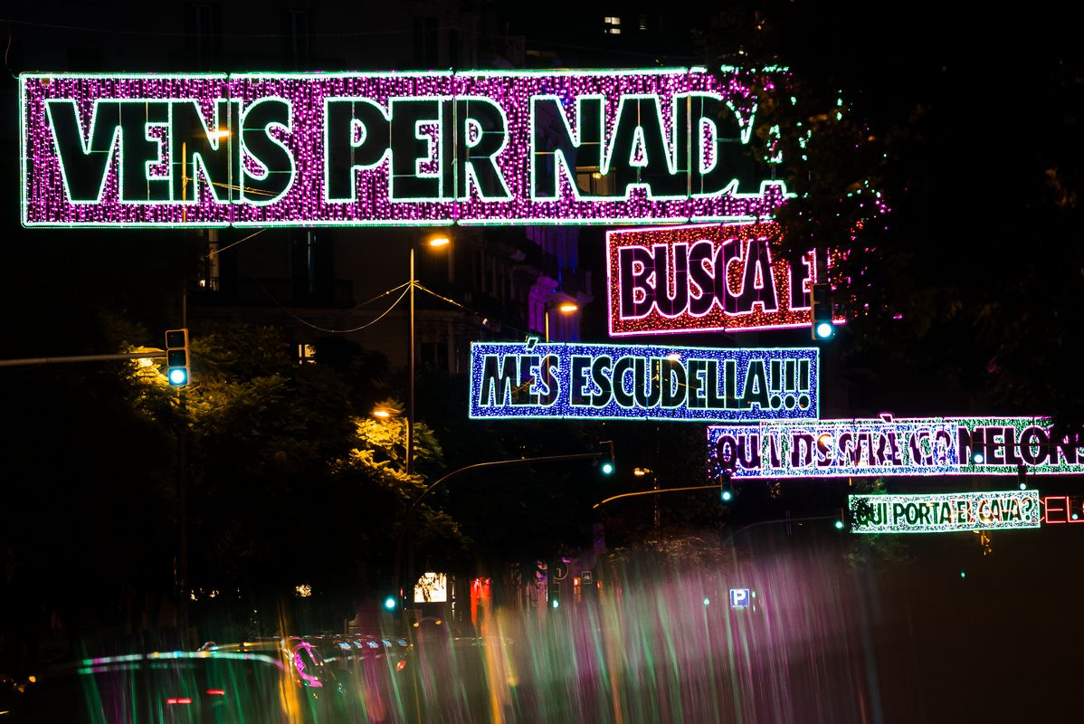 <div class='imageHoverDetail'>
             <p class='imageHoverTitle twoLineBreak'>Llums de Nadal amb frases que es diuen per Nadal, al carrer d’Aragó el dia de...</p>
             <p class='imageHoverAutor oneLineBreak'>Autor: Josbel A. Tinoco</p>
             <button class='imageHoverBtn'>Mostra els detalls de la imatge <span class='sr-only'>Llums de Nadal amb frases que es diuen per Nadal, al carrer d’Aragó el dia de...</span></button>
             </div>