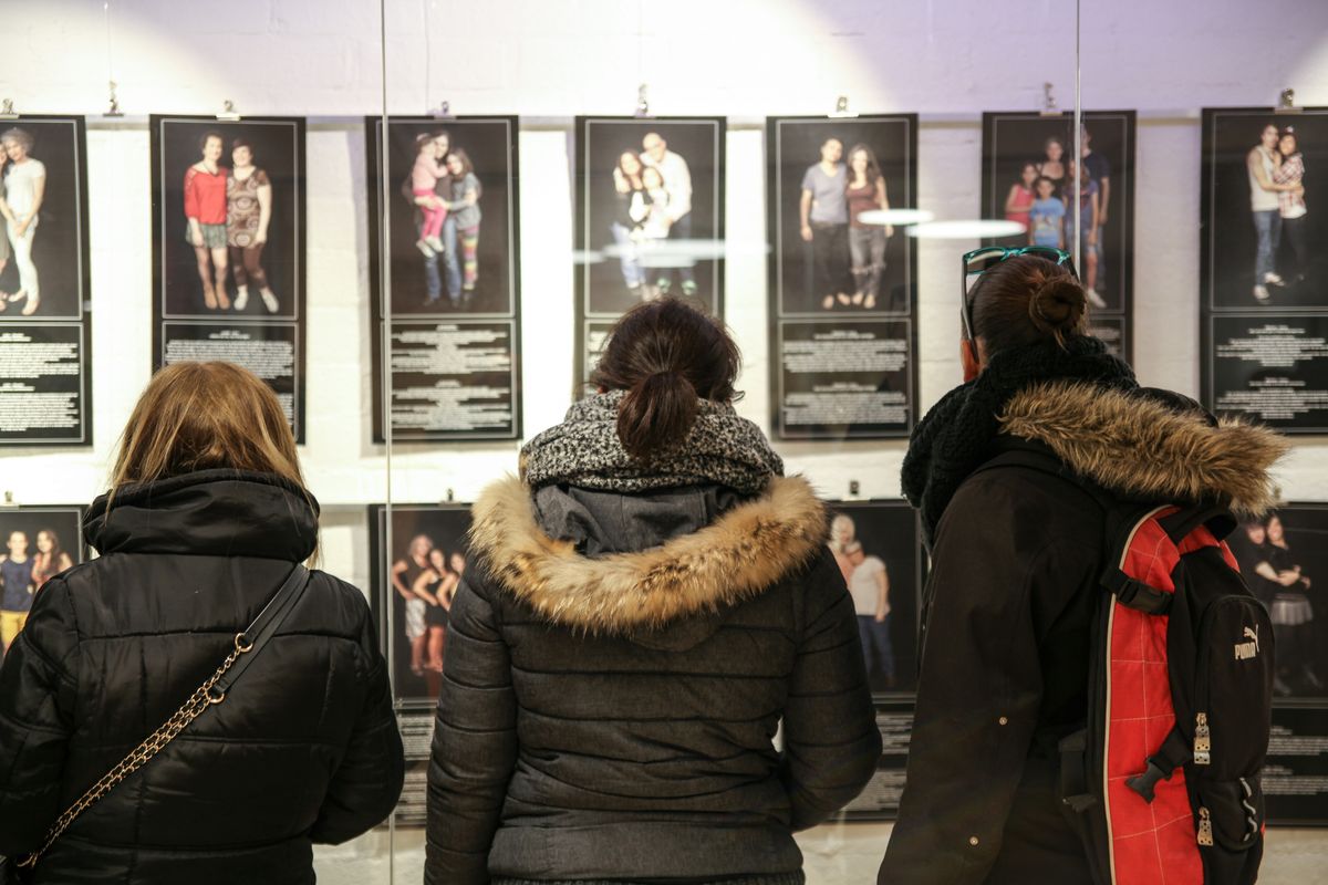 <div class='imageHoverDetail'>
             <p class='imageHoverTitle twoLineBreak'>Grup de visitants mirant uns cartells al Centre LGTBI de Barcelona</p>
             <p class='imageHoverAutor oneLineBreak'>Autor: Laura Carrau</p>
             <button class='imageHoverBtn'>Mostra els detalls de la imatge <span class='sr-only'>Grup de visitants mirant uns cartells al Centre LGTBI de Barcelona</span></button>
             </div>