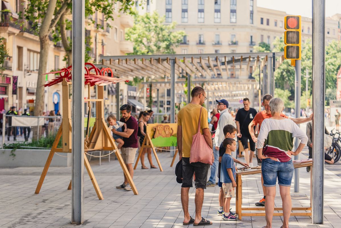 
             Parc infantil de fusta amb famílies en la inauguració de la ronda de Sant Antoni
             Autor: Júlia Arnau
             Mostra els detalls de la imatge Parc infantil de fusta amb famílies en la inauguració de la ronda de Sant Antoni
             