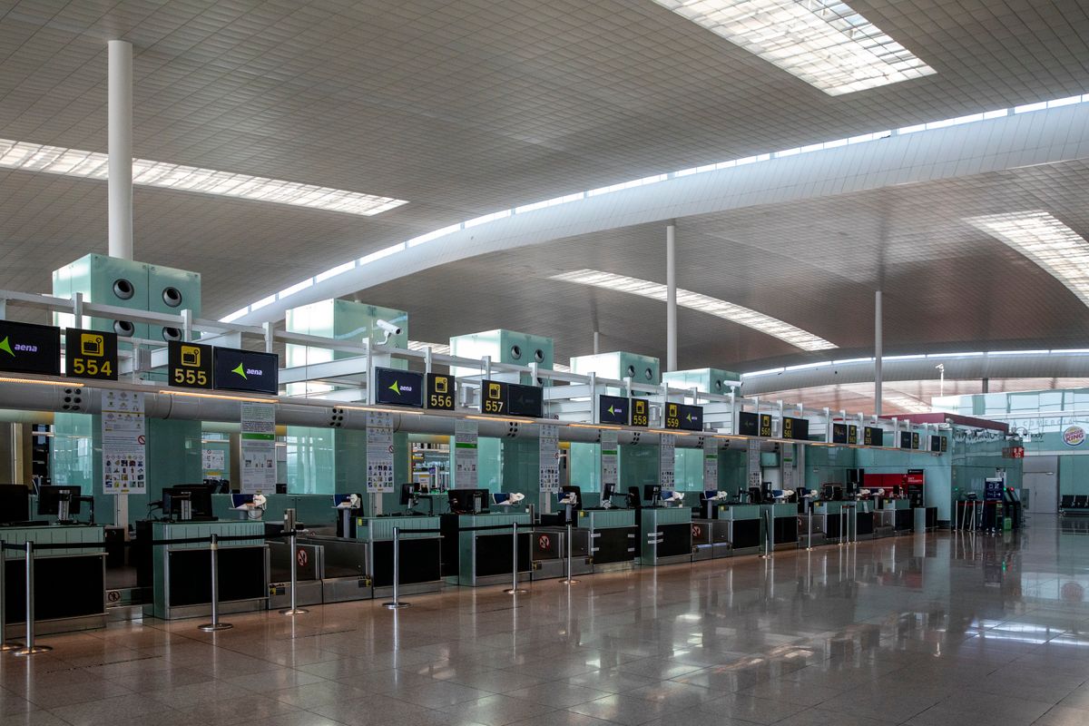 <div class='imageHoverDetail'>
             <p class='imageHoverTitle twoLineBreak'>Aeroport Josep Tarradellas Barcelona-el Prat. Terminal 1, zona de facturació ...</p>
             <p class='imageHoverAutor oneLineBreak'>Autor: Edu Bayer</p>
             <button class='imageHoverBtn'>Mostra els detalls de la imatge <span class='sr-only'>Aeroport Josep Tarradellas Barcelona-el Prat. Terminal 1, zona de facturació ...</span></button>
             </div>