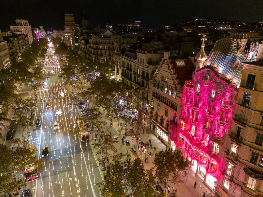<div class='imageHoverDetail'>
             <p class='imageHoverTitle twoLineBreak'>Vista aèria del passeig de Gràcia amb els llums de Nadal decorant la via i la...</p>
             <p class='imageHoverAutor oneLineBreak'>Autor: Paula Jaume</p>
             <button class='imageHoverBtn'>Mostra els detalls de la imatge <span class='sr-only'>Vista aèria del passeig de Gràcia amb els llums de Nadal decorant la via i la...</span></button>
             </div>