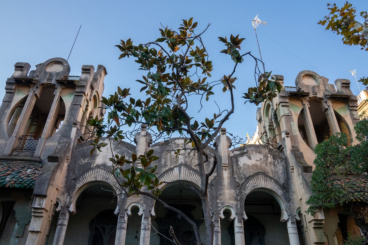 <div class='imageHoverDetail'>
             <p class='imageHoverTitle twoLineBreak'>Vista de la façana de la Casa Tosquella amb arcs amb tocs aràbics, exemple de...</p>
             <p class='imageHoverAutor oneLineBreak'>Autor: Martí Petit</p>
             <button class='imageHoverBtn'>Mostra els detalls de la imatge <span class='sr-only'>Vista de la façana de la Casa Tosquella amb arcs amb tocs aràbics, exemple de...</span></button>
             </div>