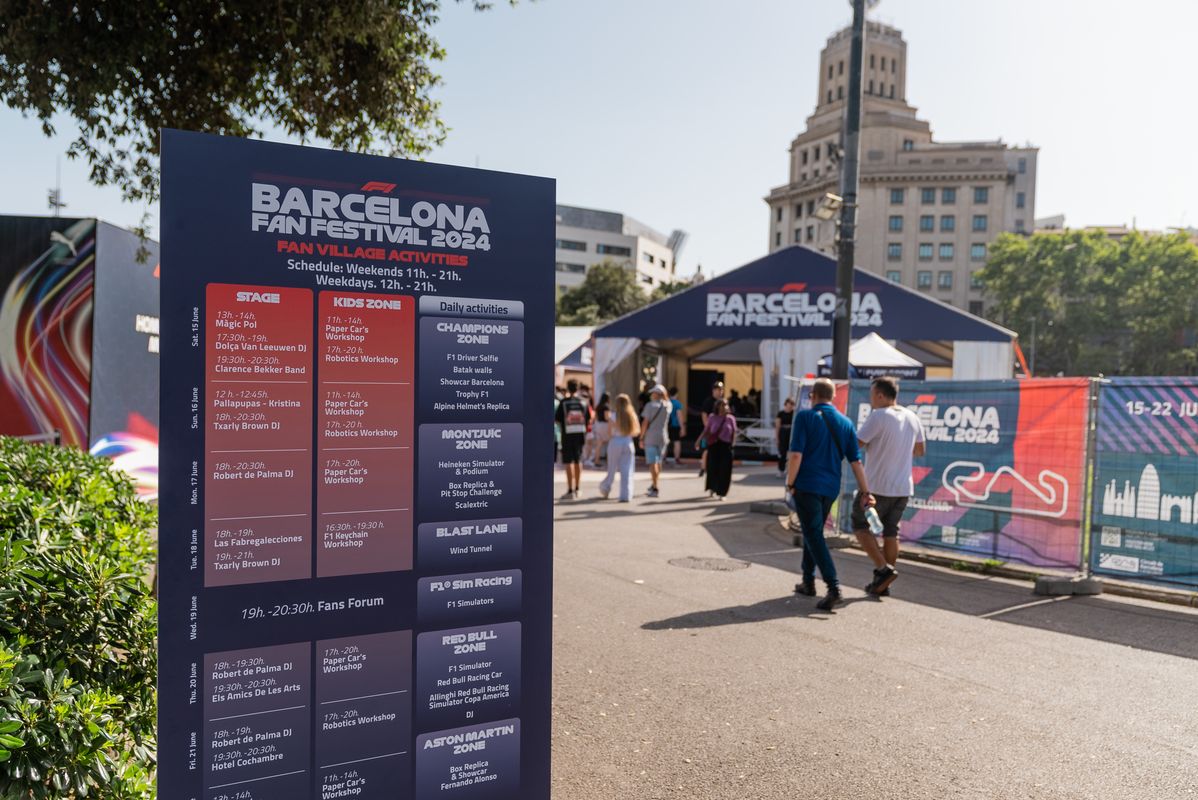 
             Un cartell de la plaça de Catalunya amb les parades i els escenaris del Villa...
             Autor: Lucas Amillano
             Mostra els detalls de la imatge Un cartell de la plaça de Catalunya amb les parades i els escenaris del Villa...
             
