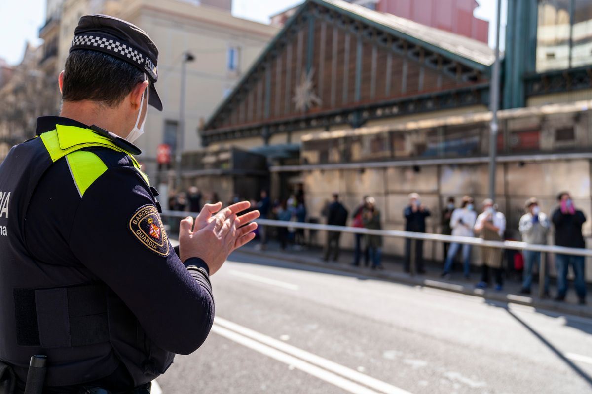 
             Agent de la Guàrdia Urbana aplaudint als paradistes del Mercat d