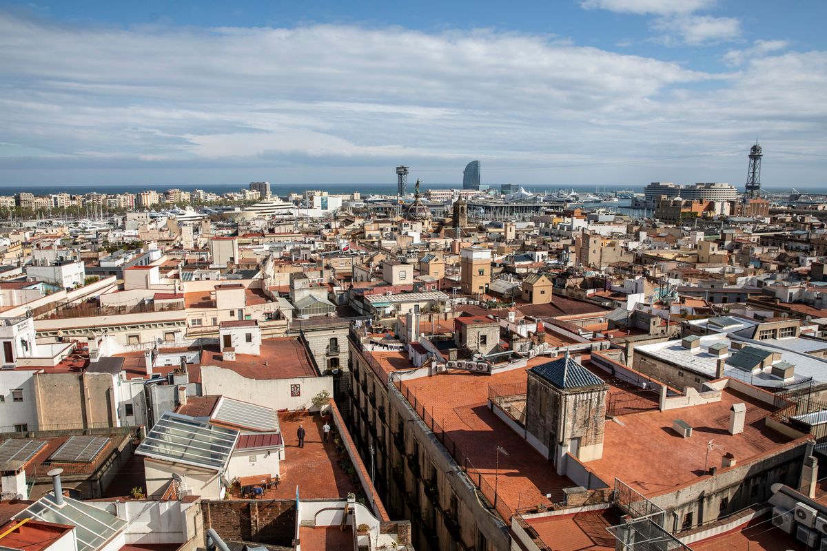<div class='imageHoverDetail'>
             <p class='imageHoverTitle twoLineBreak'>Vistes de Barcelona des del mirador de Maria Aurèlia Capmany. Vistes sobre Ci...</p>
             <p class='imageHoverAutor oneLineBreak'>Autor: Edu Bayer</p>
             <button class='imageHoverBtn'>Mostra els detalls de la imatge <span class='sr-only'>Vistes de Barcelona des del mirador de Maria Aurèlia Capmany. Vistes sobre Ci...</span></button>
             </div>