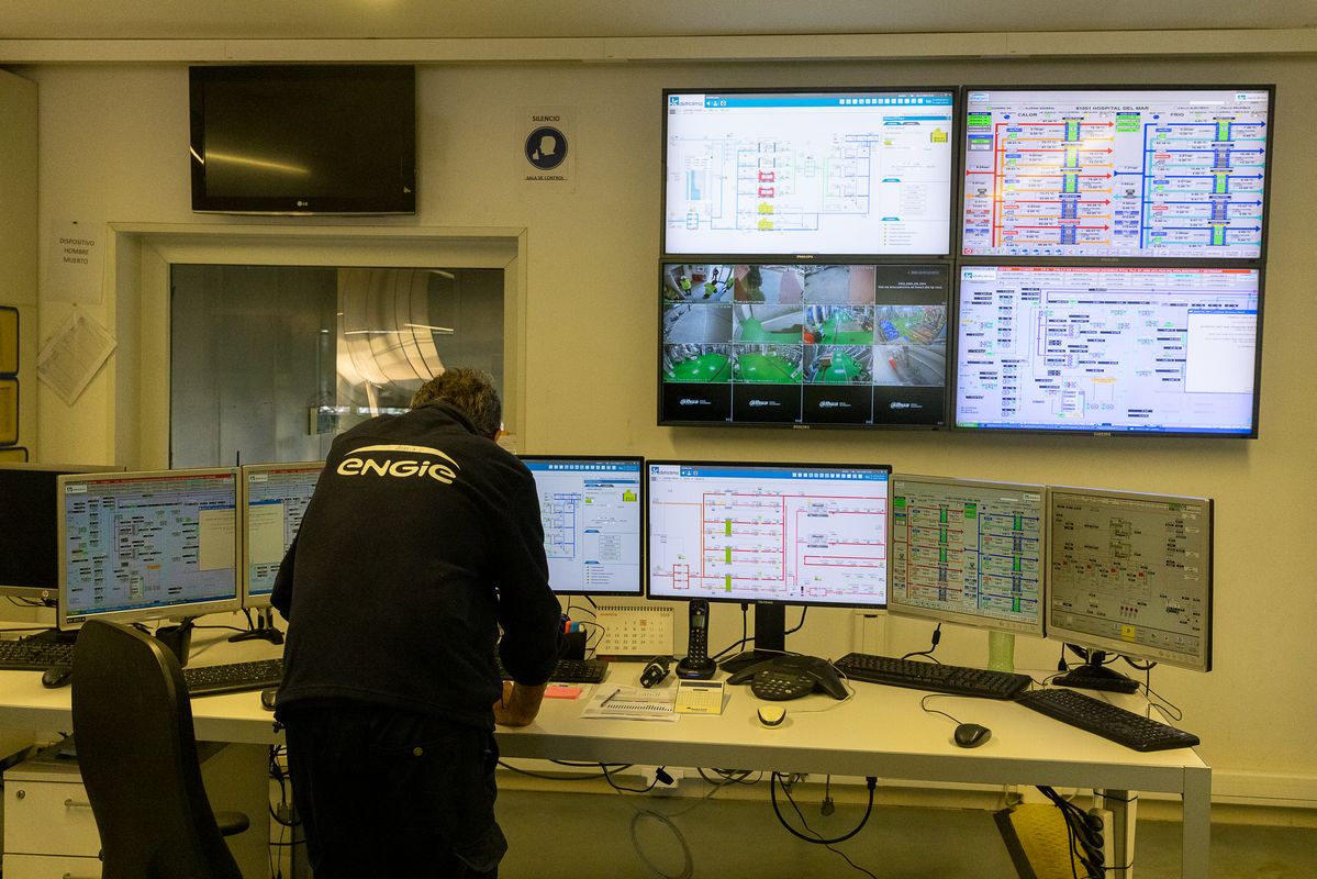 
             Operari del projecte de DistriClima treballant amb diversos monitors
             Autor: Edu Bayer
             Mostra els detalls de la imatge Operari del projecte de DistriClima treballant amb diversos monitors
             