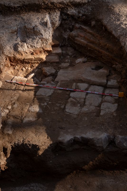 <div class='imageHoverDetail'>
             <p class='imageHoverTitle twoLineBreak'>Restes arqueològiques localitzades durant les obres d’urbanització de la Rambla</p>
             <p class='imageHoverAutor oneLineBreak'>Autor: Martí Petit</p>
             <button class='imageHoverBtn'>Mostra els detalls de la imatge <span class='sr-only'>Restes arqueològiques localitzades durant les obres d’urbanització de la Rambla</span></button>
             </div>