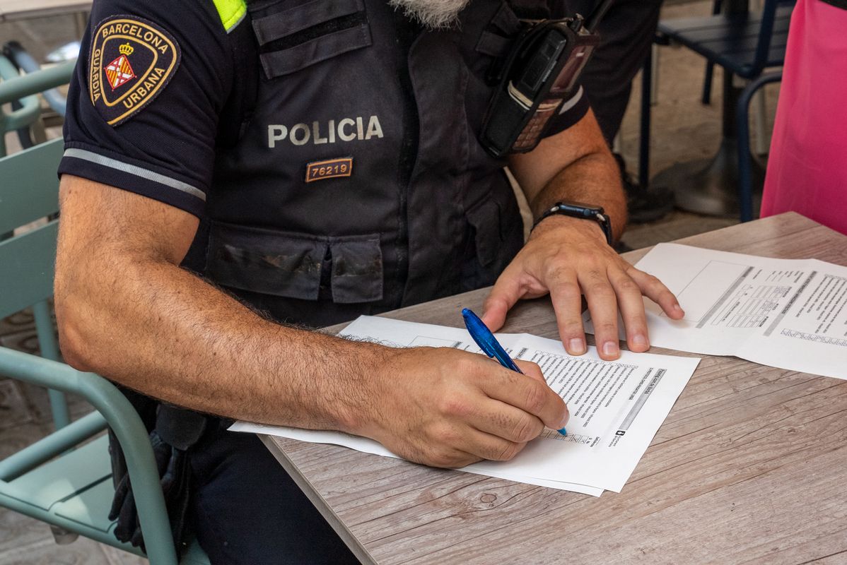 
             La Guardia Urbana realizando una inspección de terrazas en el barrio de la Ba...
             Autor: Júlia Arnau
             Ver los detalles de la imagen La Guardia Urbana realizando una inspección de terrazas en el barrio de la Ba...
             