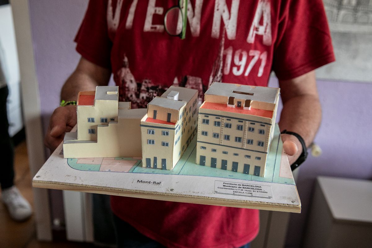 <div class='imageHoverDetail'>
             <p class='imageHoverTitle twoLineBreak'>Maqueta del projecte de rehabilitació de la zona d'habitatges i edificis del ...</p>
             <p class='imageHoverAutor oneLineBreak'>Autor: Edu Bayer</p>
             <button class='imageHoverBtn'>Mostra els detalls de la imatge <span class='sr-only'>Maqueta del projecte de rehabilitació de la zona d'habitatges i edificis del ...</span></button>
             </div>