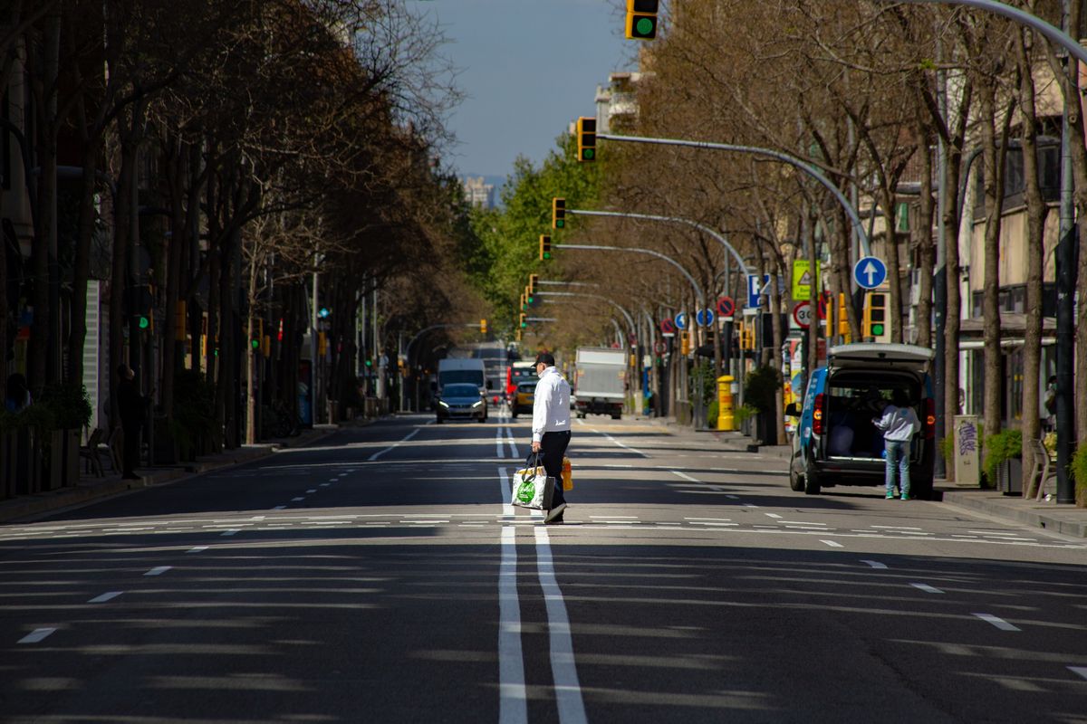 <div class='imageHoverDetail'>
             <p class='imageHoverTitle twoLineBreak'>Una persona carregada de bosses creua un pas de vianants al carrer de la Creu...</p>
             <p class='imageHoverAutor oneLineBreak'>Autor: Marc Lozano</p>
             <button class='imageHoverBtn'>Mostra els detalls de la imatge <span class='sr-only'>Una persona carregada de bosses creua un pas de vianants al carrer de la Creu...</span></button>
             </div>