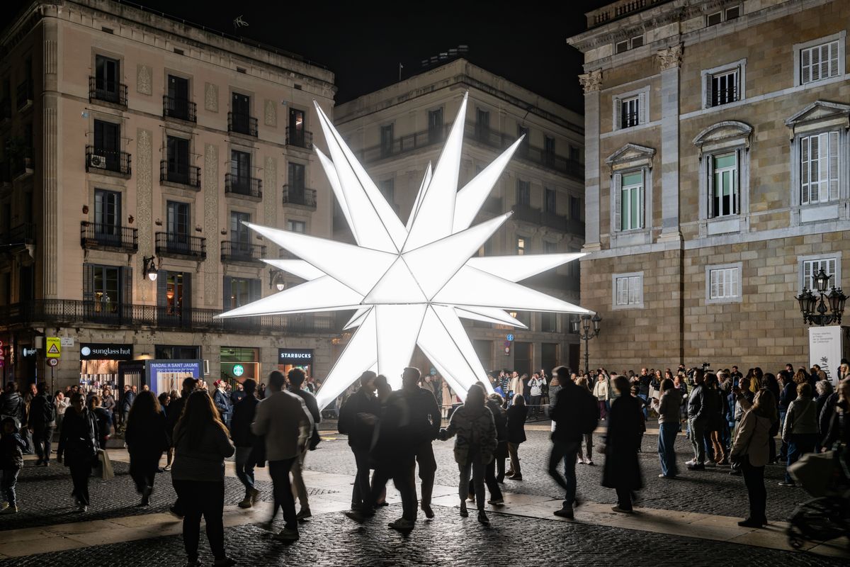 <div class='imageHoverDetail'>
             <p class='imageHoverTitle twoLineBreak'>La estrella de la plaza de Sant Jaume rodeada de siluetas</p>
             <p class='imageHoverAutor oneLineBreak'>Autor: Eduard Pedrocchi</p>
             <button class='imageHoverBtn'>Ver los detalles de la imagen <span class='sr-only'>La estrella de la plaza de Sant Jaume rodeada de siluetas</span></button>
             </div>
