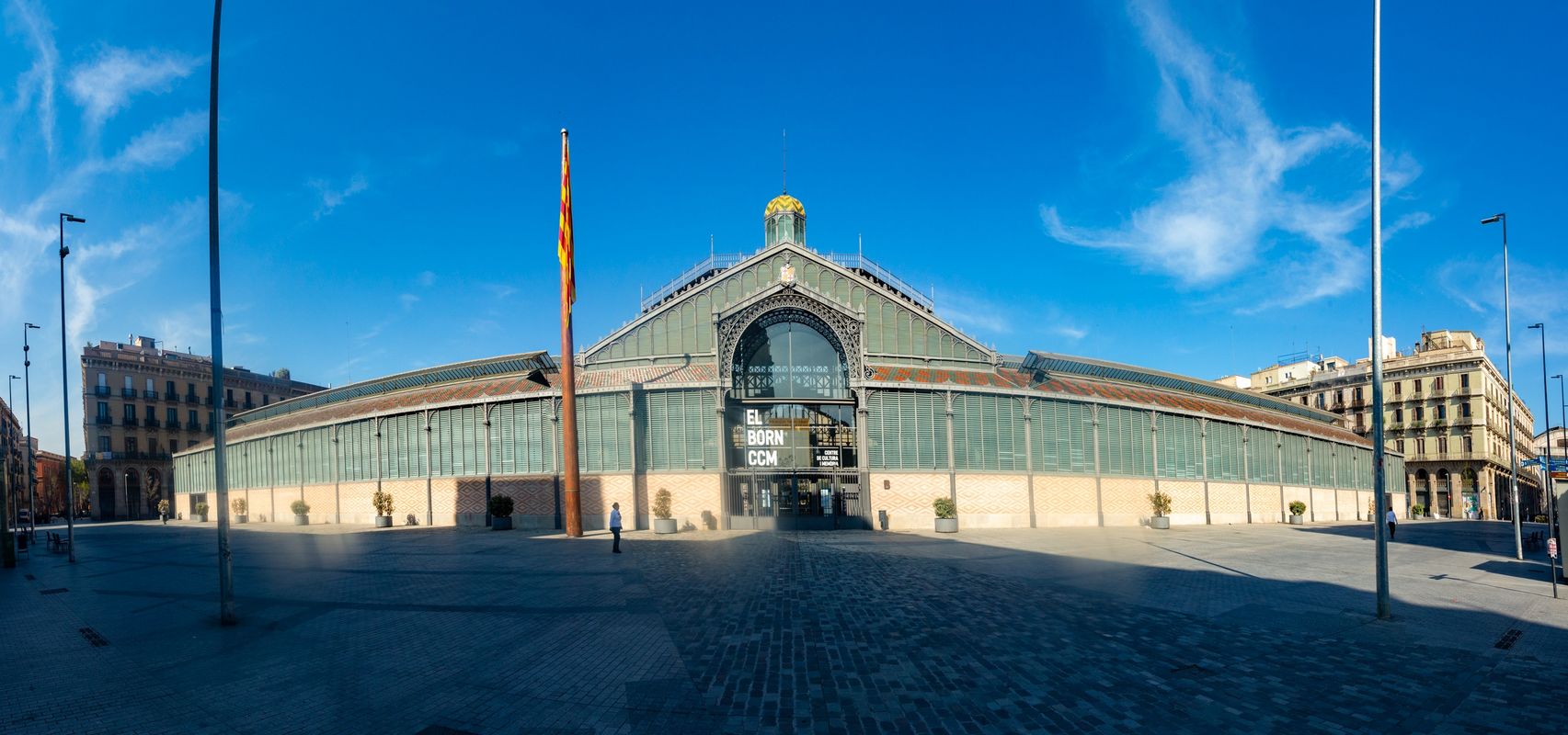 <div class='imageHoverDetail'>
             <p class='imageHoverTitle twoLineBreak'>Plaça Comercial amb el Born Centre de Cultura i Memòria. Hi ha una persona so...</p>
             <p class='imageHoverAutor oneLineBreak'>Autor: Marc Lozano</p>
             <button class='imageHoverBtn'>Mostra els detalls de la imatge <span class='sr-only'>Plaça Comercial amb el Born Centre de Cultura i Memòria. Hi ha una persona so...</span></button>
             </div>