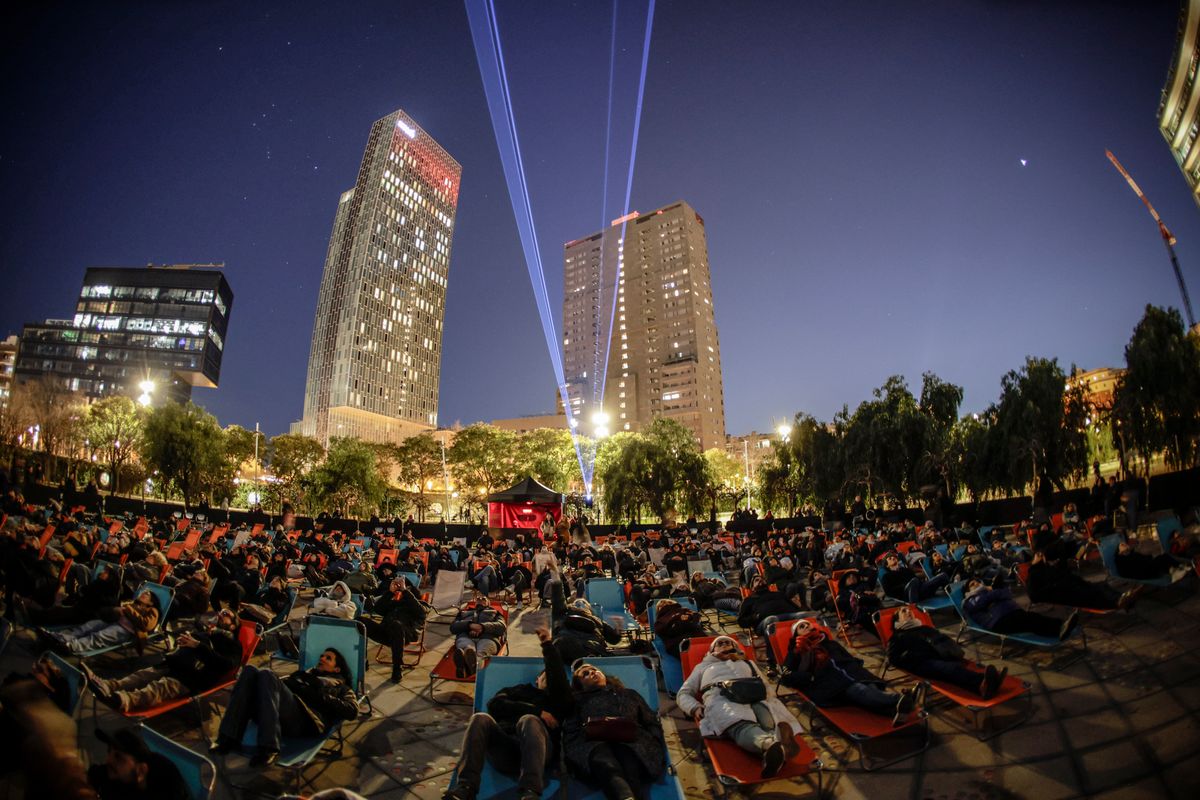 <div class='imageHoverDetail'>
             <p class='imageHoverTitle twoLineBreak'>Instal·lació artística 'Astres', de la companyia Playmodes, al Festival Llum ...</p>
             <p class='imageHoverAutor oneLineBreak'>Autor: Cesc Maymó</p>
             <button class='imageHoverBtn'>Mostra els detalls de la imatge <span class='sr-only'>Instal·lació artística 'Astres', de la companyia Playmodes, al Festival Llum ...</span></button>
             </div>