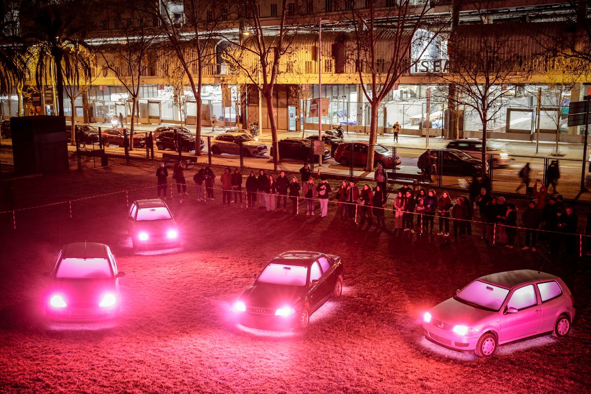 <div class='imageHoverDetail'>
             <p class='imageHoverTitle twoLineBreak'>Instal·lació artística 'Traffic Jam Zoom', de Laura Clos 'Closca', del Festiv...</p>
             <p class='imageHoverAutor oneLineBreak'>Autor: Cesc Maymó</p>
             <button class='imageHoverBtn'>Mostra els detalls de la imatge <span class='sr-only'>Instal·lació artística 'Traffic Jam Zoom', de Laura Clos 'Closca', del Festiv...</span></button>
             </div>
