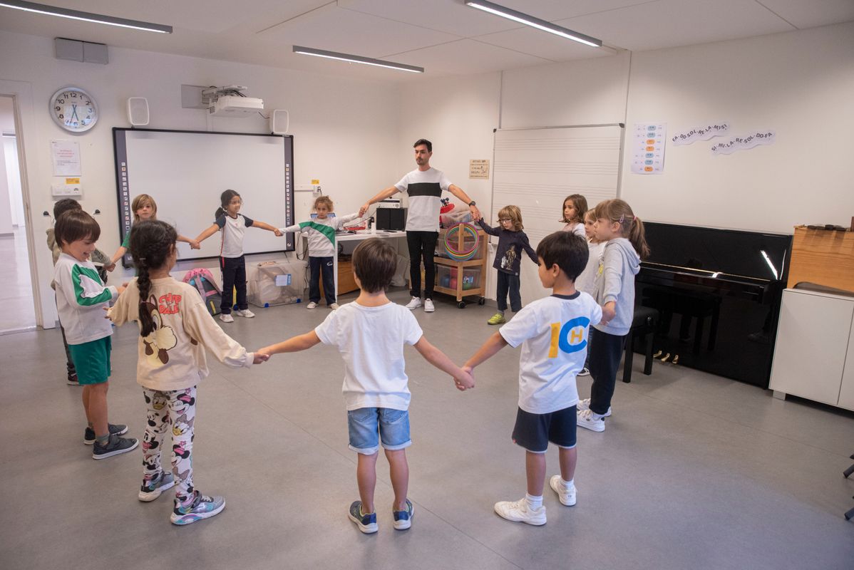 
             Infants formant una rotllana a la classe d
