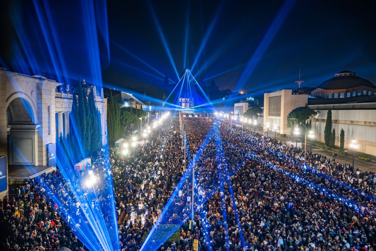 <div class='imageHoverDetail'>
             <p class='imageHoverTitle twoLineBreak'>Foco azul de luz antes del espectáculo de fuegos artificiales en la Fuente Má...</p>
             <p class='imageHoverAutor oneLineBreak'>Autor: Eduard Pedrocchi</p>
             <button class='imageHoverBtn'>Ver los detalles de la imagen <span class='sr-only'>Foco azul de luz antes del espectáculo de fuegos artificiales en la Fuente Má...</span></button>
             </div>
