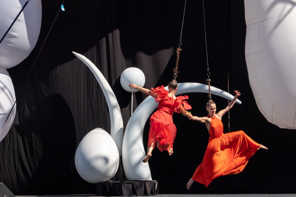 <div class='imageHoverDetail'>
             <p class='imageHoverTitle twoLineBreak'>Espectacle de dansa i acrobàcies agafades pel cabell de Laura&Francesca al Ca...</p>
             <p class='imageHoverAutor oneLineBreak'>Autor: Manel Sala</p>
             <button class='imageHoverBtn'>Mostra els detalls de la imatge <span class='sr-only'>Espectacle de dansa i acrobàcies agafades pel cabell de Laura&Francesca al Ca...</span></button>
             </div>