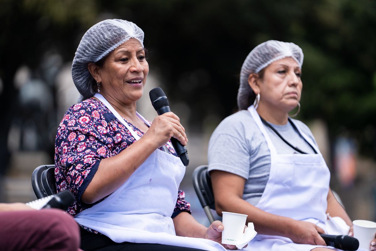 <div class='imageHoverDetail'>
             <p class='imageHoverTitle twoLineBreak'>Presentació del projecte Comedor Popular la Balanza per part d'una de les cui...</p>
             <p class='imageHoverAutor oneLineBreak'>Autor: Laura Piqué</p>
             <button class='imageHoverBtn'>Mostra els detalls de la imatge <span class='sr-only'>Presentació del projecte Comedor Popular la Balanza per part d'una de les cui...</span></button>
             </div>