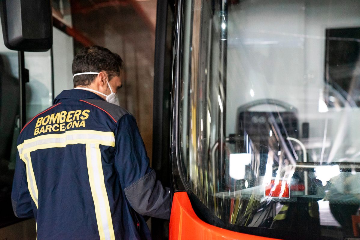 <div class='imageHoverDetail'>
             <p class='imageHoverTitle twoLineBreak'>Un membre dels Bombers de Barcelona revisa un dels autobusos dedicats al tran...</p>
             <p class='imageHoverAutor oneLineBreak'>Autor: Clara Soler Chopo</p>
             <button class='imageHoverBtn'>Mostra els detalls de la imatge <span class='sr-only'>Un membre dels Bombers de Barcelona revisa un dels autobusos dedicats al tran...</span></button>
             </div>