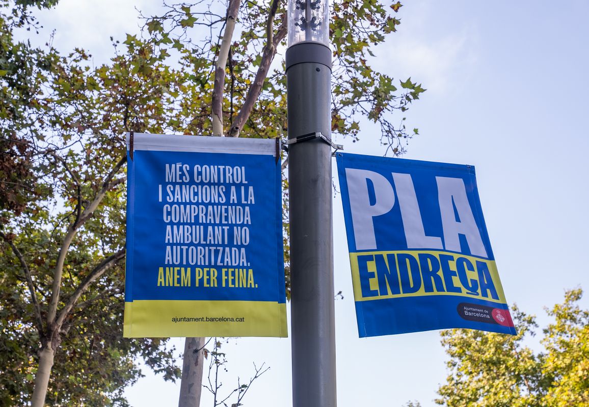 
             Banderolas publicitarias del Pla Endreça situadas en el paseo de Joan de Borbó.
             Autor: Paula Jaume
             Ver los detalles de la imagen Banderolas publicitarias del Pla Endreça situadas en el paseo de Joan de Borbó.
             