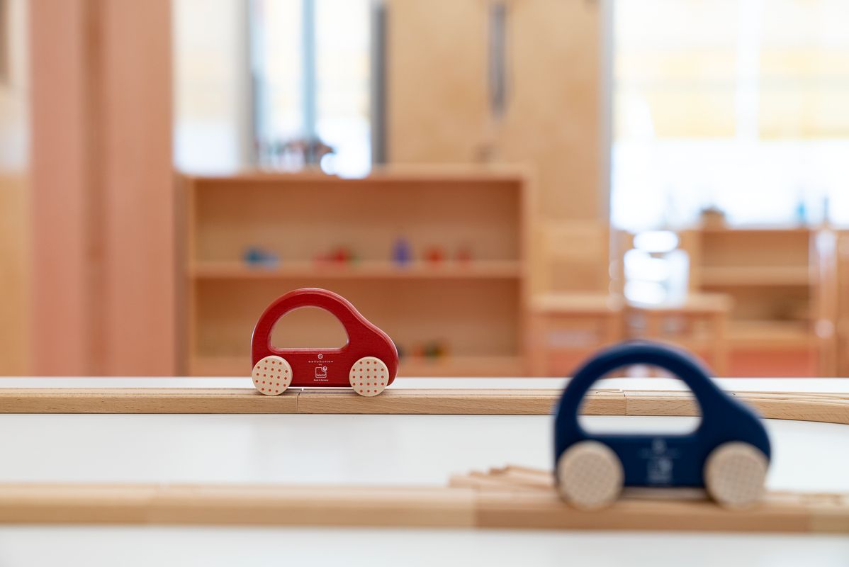 <div class='imageHoverDetail'>
             <p class='imageHoverTitle twoLineBreak'>Joguina infantil que representa cotxets de fusta a l'EBM Els Gats</p>
             <p class='imageHoverAutor oneLineBreak'>Autor: Mariona Gil</p>
             <button class='imageHoverBtn'>Mostra els detalls de la imatge <span class='sr-only'>Joguina infantil que representa cotxets de fusta a l'EBM Els Gats</span></button>
             </div>