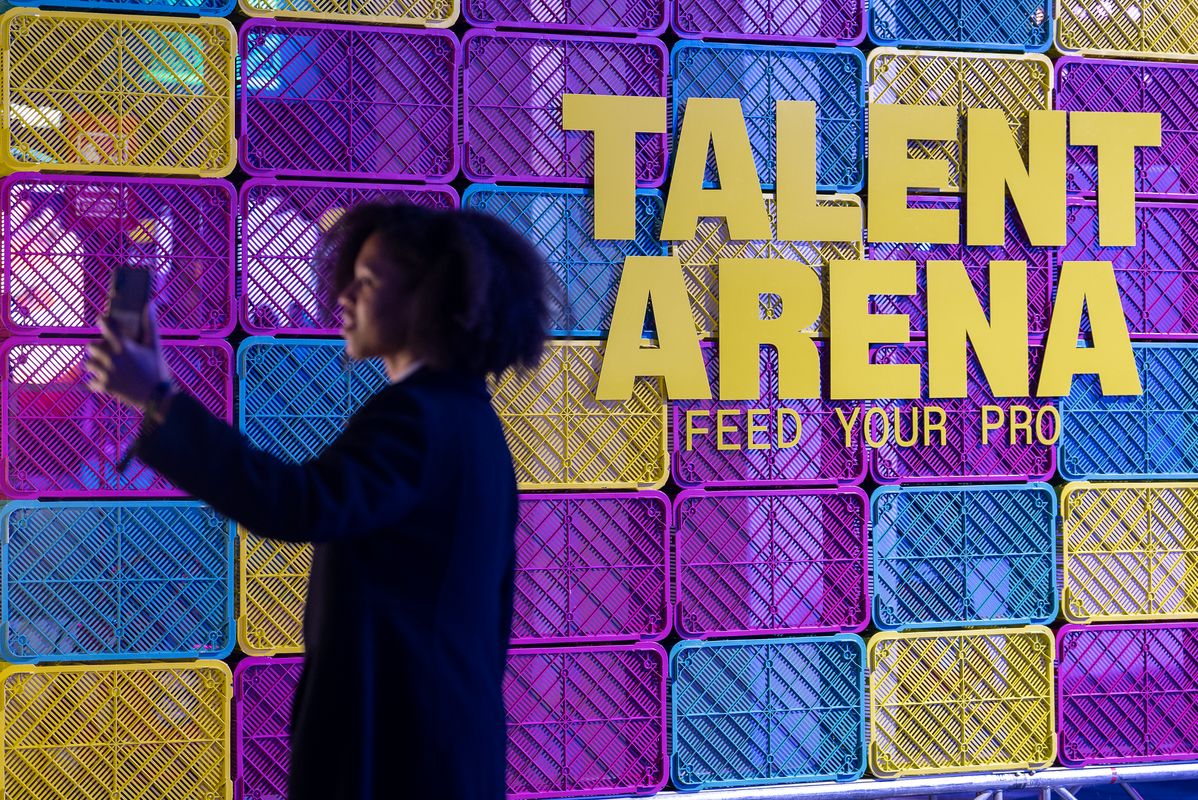 
             Una noia fa una fotografia del cartell del Talent Arena
             Autor: Júlia Arnau
             Mostra els detalls de la imatge Una noia fa una fotografia del cartell del Talent Arena
             