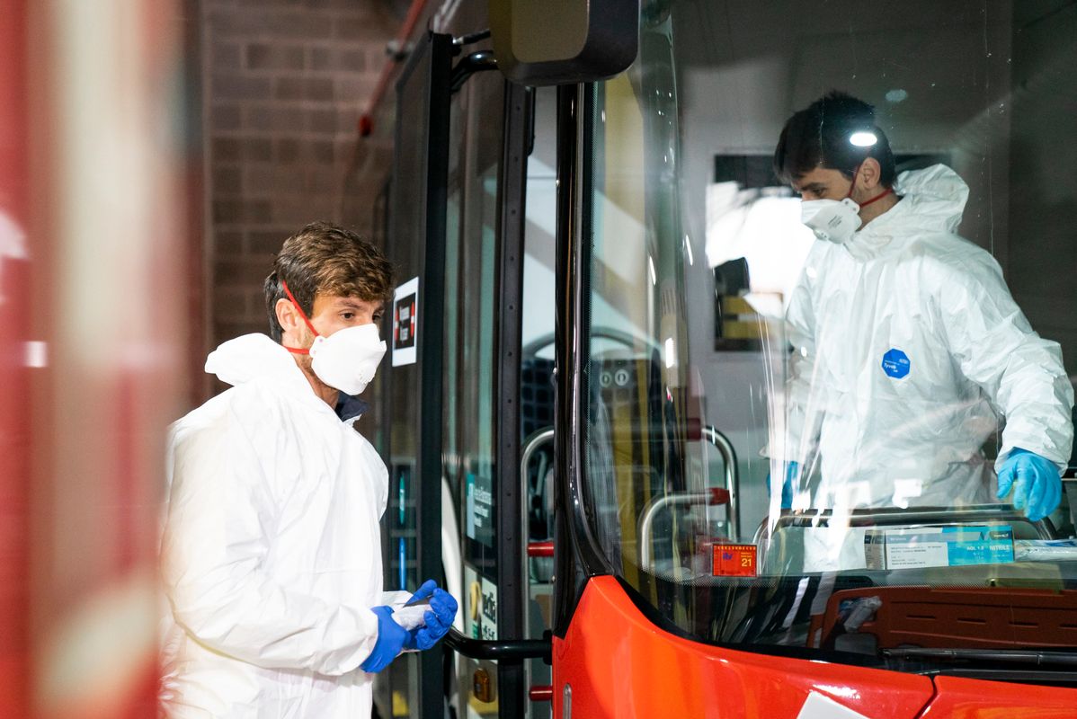 <div class='imageHoverDetail'>
             <p class='imageHoverTitle twoLineBreak'>Voluntaris TMB entrant i revisant els autobusos solidaris destinats al transp...</p>
             <p class='imageHoverAutor oneLineBreak'>Autor: Clara Soler Chopo</p>
             <button class='imageHoverBtn'>Mostra els detalls de la imatge <span class='sr-only'>Voluntaris TMB entrant i revisant els autobusos solidaris destinats al transp...</span></button>
             </div>