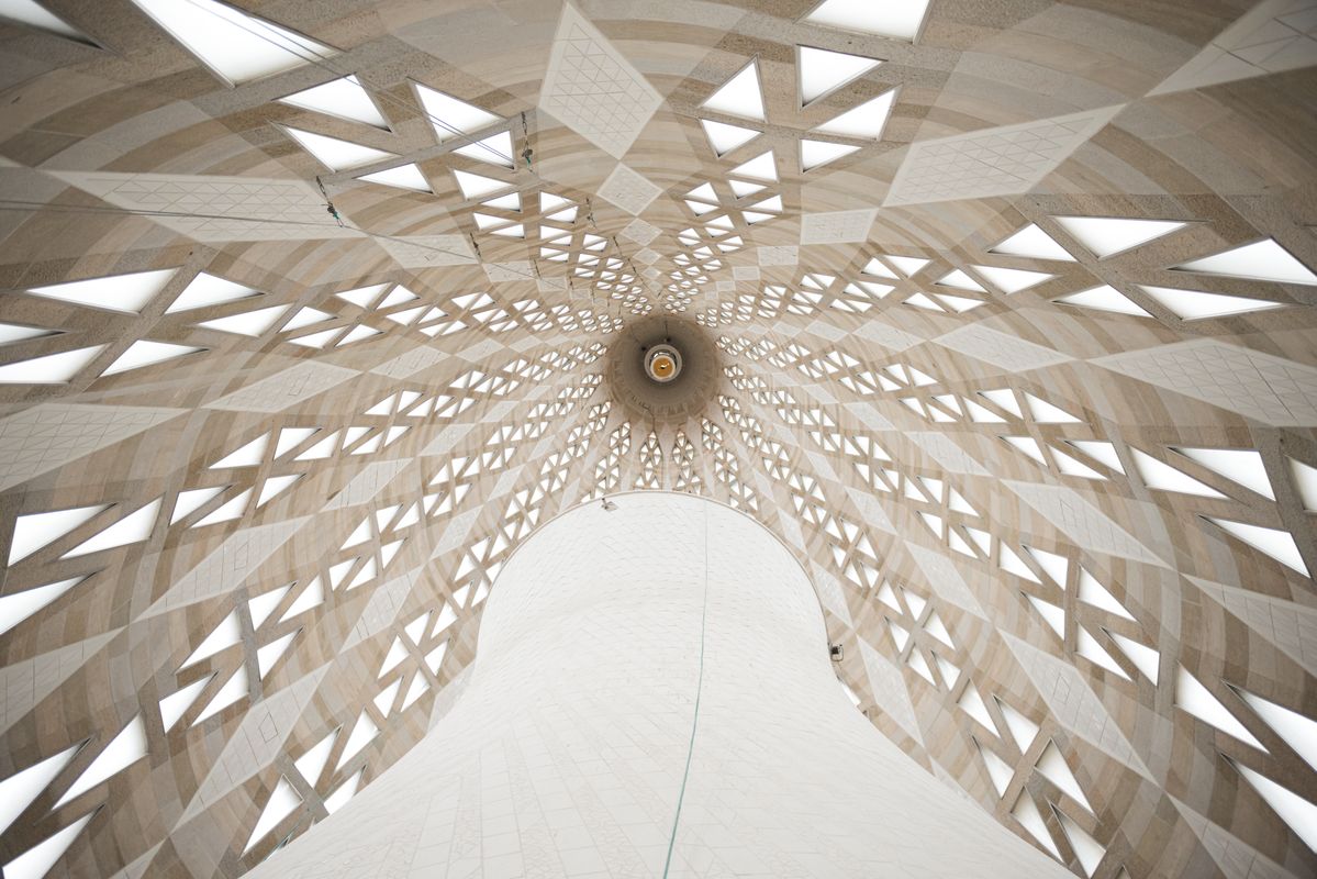 <div class='imageHoverDetail'>
             <p class='imageHoverTitle twoLineBreak'>Vista de la torre de la Verge Maria des de l'interior del temple de la Sagrad...</p>
             <p class='imageHoverAutor oneLineBreak'>Autor: Ceci Fimia</p>
             <button class='imageHoverBtn'>Mostra els detalls de la imatge <span class='sr-only'>Vista de la torre de la Verge Maria des de l'interior del temple de la Sagrad...</span></button>
             </div>