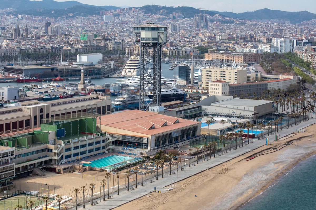 <div class='imageHoverDetail'>
             <p class='imageHoverTitle twoLineBreak'>Vistes del litoral barceloní des de l’Hotel W amb la platja de Sant Sebastià ...</p>
             <p class='imageHoverAutor oneLineBreak'>Autor: Edu Bayer</p>
             <button class='imageHoverBtn'>Mostra els detalls de la imatge <span class='sr-only'>Vistes del litoral barceloní des de l’Hotel W amb la platja de Sant Sebastià ...</span></button>
             </div>