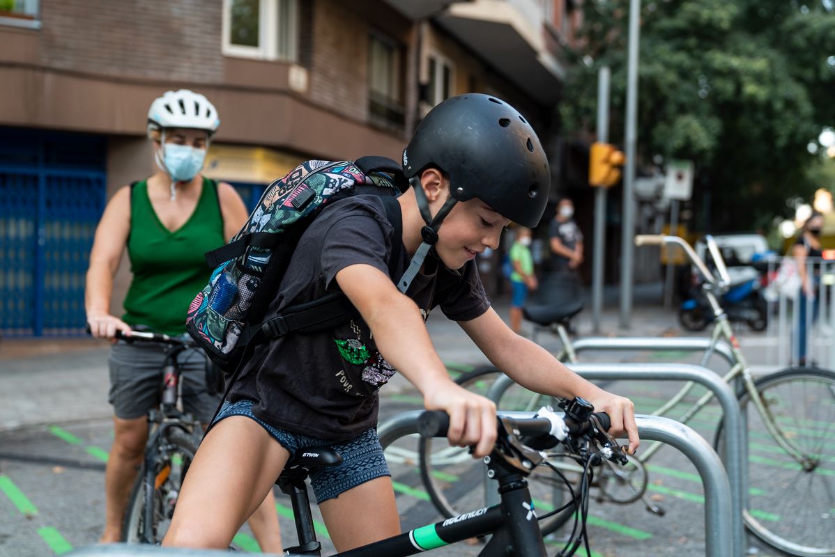 <div class='imageHoverDetail'>
             <p class='imageHoverTitle twoLineBreak'>Nen amb bicicleta i casc acompanyat de la mare a la sortida del col·legi a la...</p>
             <p class='imageHoverAutor oneLineBreak'>Autor: Isaac Planella</p>
             <button class='imageHoverBtn'>Mostra els detalls de la imatge <span class='sr-only'>Nen amb bicicleta i casc acompanyat de la mare a la sortida del col·legi a la...</span></button>
             </div>