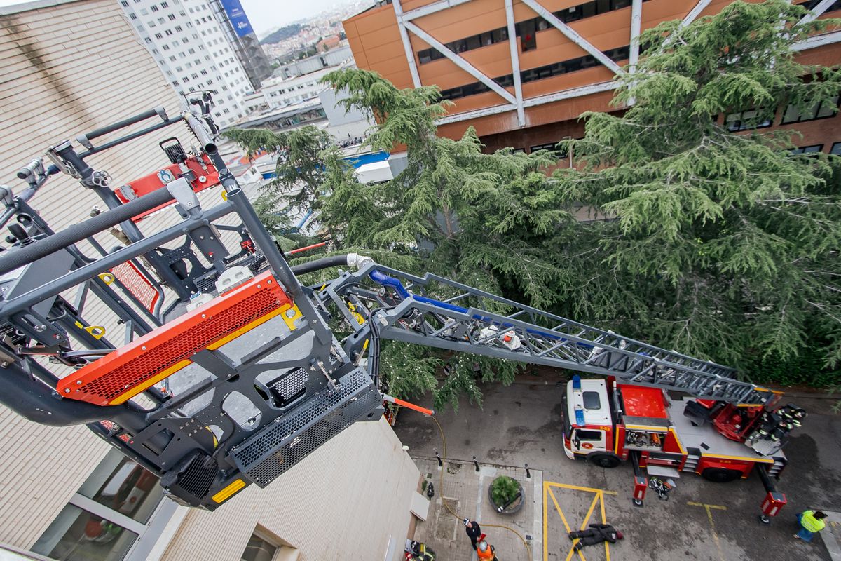 <div class='imageHoverDetail'>
             <p class='imageHoverTitle twoLineBreak'>Camió amb les escales elevadores desplegades per arribar al terrat de l’edifi...</p>
             <p class='imageHoverAutor oneLineBreak'>Autor: Sergio Ramos Ladevesa</p>
             <button class='imageHoverBtn'>Mostra els detalls de la imatge <span class='sr-only'>Camió amb les escales elevadores desplegades per arribar al terrat de l’edifi...</span></button>
             </div>