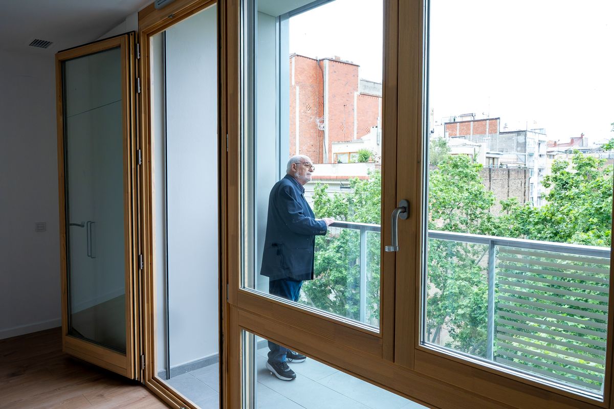 
             Un home gran al balcó d