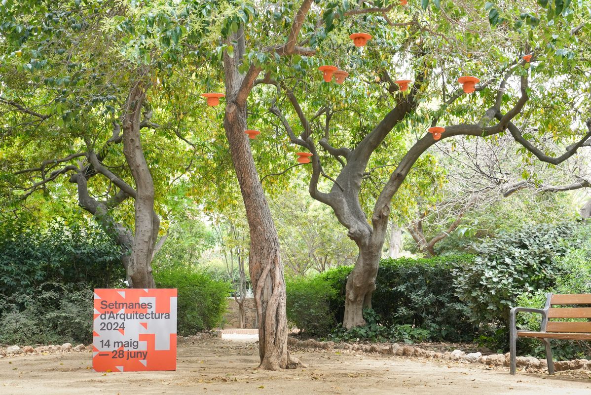 <div class='imageHoverDetail'>
             <p class='imageHoverTitle twoLineBreak'>Conjunt d’abeuradors penjats d’un arbre durant la instal·lació col·lectiva ‘...</p>
             <p class='imageHoverAutor oneLineBreak'>Autor: Albert Mitjavila</p>
             <button class='imageHoverBtn'>Mostra els detalls de la imatge <span class='sr-only'>Conjunt d’abeuradors penjats d’un arbre durant la instal·lació col·lectiva ‘...</span></button>
             </div>