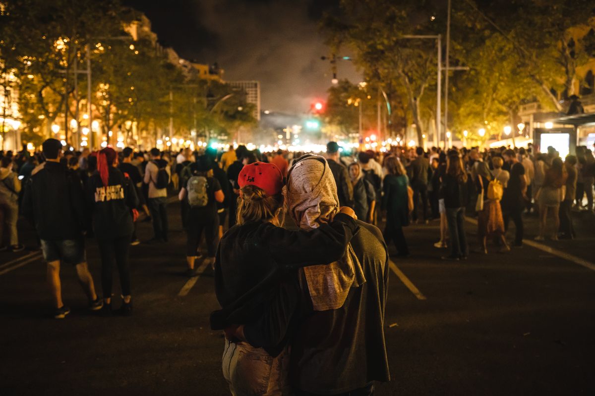 
             Una parella s’abraça al passeig de Gràcia mentre contemplen de lluny un espec...
             Autor: Cesc Maymó
             Mostra els detalls de la imatge Una parella s’abraça al passeig de Gràcia mentre contemplen de lluny un espec...
             