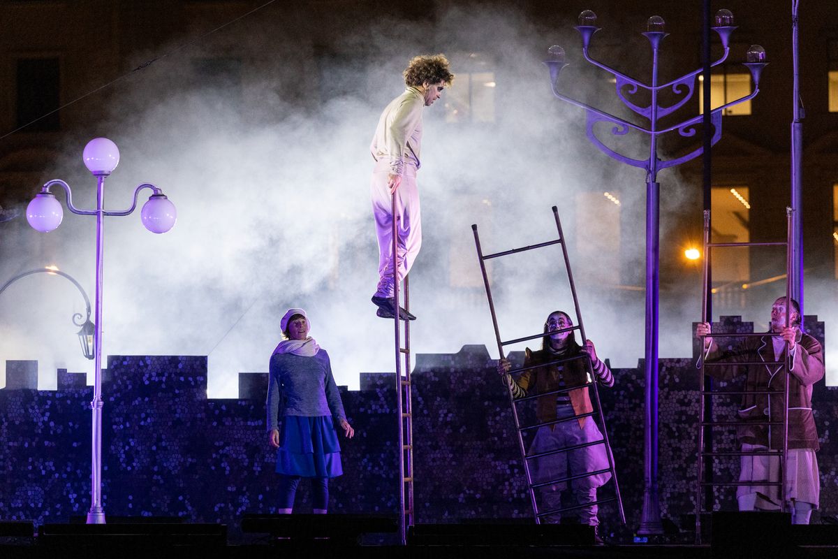 <div class='imageHoverDetail'>
             <p class='imageHoverTitle twoLineBreak'>Moment de l'espectacle de circ i música 'Ombrana' de la companyia Ponten Pie ...</p>
             <p class='imageHoverAutor oneLineBreak'>Autor: Edu Bayer</p>
             <button class='imageHoverBtn'>Mostra els detalls de la imatge <span class='sr-only'>Moment de l'espectacle de circ i música 'Ombrana' de la companyia Ponten Pie ...</span></button>
             </div>