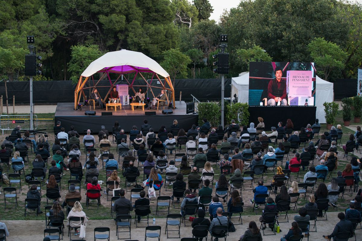 <div class='imageHoverDetail'>
             <p class='imageHoverTitle twoLineBreak'>Taula rodona "Hiperdemocràcia i liberalisme: Per a què serveixen els drets?" ...</p>
             <p class='imageHoverAutor oneLineBreak'>Autor: Cesc Maymó</p>
             <button class='imageHoverBtn'>Mostra els detalls de la imatge <span class='sr-only'>Taula rodona "Hiperdemocràcia i liberalisme: Per a què serveixen els drets?" ...</span></button>
             </div>