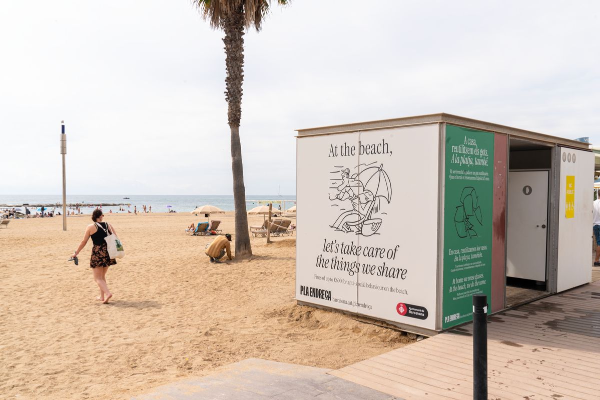 <div class='imageHoverDetail'>
             <p class='imageHoverTitle twoLineBreak'>Vinil al lavabo de la platja de la Barceloneta de la campanya de civisme d'es...</p>
             <p class='imageHoverAutor oneLineBreak'>Autor: Albert Mitjavila</p>
             <button class='imageHoverBtn'>Mostra els detalls de la imatge <span class='sr-only'>Vinil al lavabo de la platja de la Barceloneta de la campanya de civisme d'es...</span></button>
             </div>