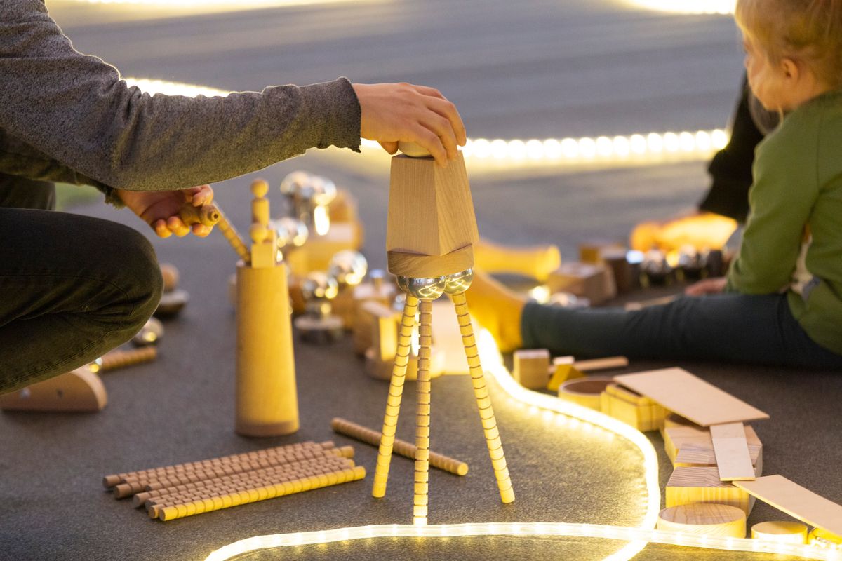
             Niños y niñas participando con sus familias en el taller “La Città infinita”,...
             Autor: Messeret Martinez
             Ver los detalles de la imagen Niños y niñas participando con sus familias en el taller “La Città infinita”,...
             