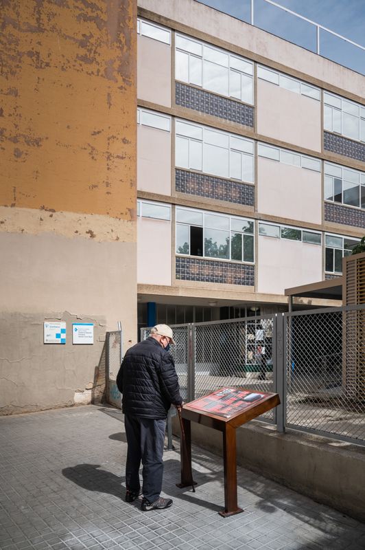 <div class='imageHoverDetail'>
             <p class='imageHoverTitle twoLineBreak'>Un home gran es mira el faristol commemoratiu al Dispensari Central Antituber...</p>
             <p class='imageHoverAutor oneLineBreak'>Autor: Pep Herrero</p>
             <button class='imageHoverBtn'>Mostra els detalls de la imatge <span class='sr-only'>Un home gran es mira el faristol commemoratiu al Dispensari Central Antituber...</span></button>
             </div>