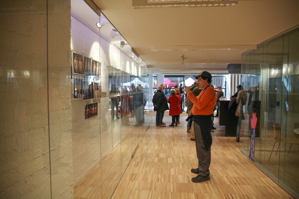<div class='imageHoverDetail'>
             <p class='imageHoverTitle twoLineBreak'>Visitants mirant l'exposició inaugural del Centre LGTBI de Barcelona</p>
             <p class='imageHoverAutor oneLineBreak'>Autor: Laura Carrau</p>
             <button class='imageHoverBtn'>Mostra els detalls de la imatge <span class='sr-only'>Visitants mirant l'exposició inaugural del Centre LGTBI de Barcelona</span></button>
             </div>