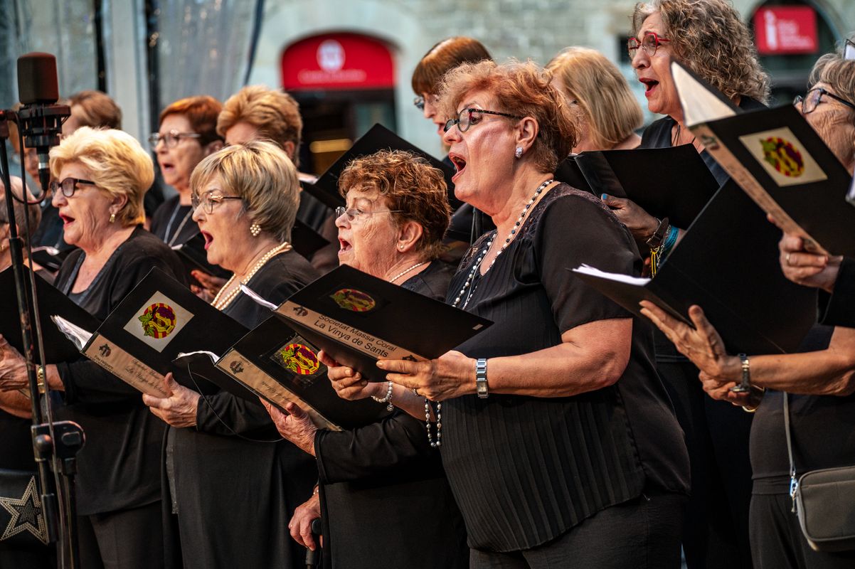 <div class='imageHoverDetail'>
             <p class='imageHoverTitle twoLineBreak'>Cantaires del Cor Clavé durant la seva actuació amb motiu de la Mercè</p>
             <p class='imageHoverAutor oneLineBreak'>Autor: Víctor Parreño Vidiella</p>
             <button class='imageHoverBtn'>Mostra els detalls de la imatge <span class='sr-only'>Cantaires del Cor Clavé durant la seva actuació amb motiu de la Mercè</span></button>
             </div>