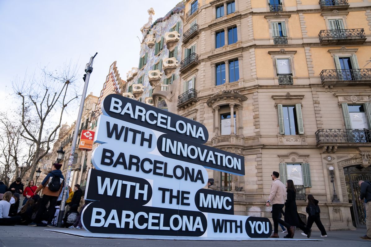 <div class='imageHoverDetail'>
             <p class='imageHoverTitle twoLineBreak'>Element publicitari del Mobile World Congress 2023, davant de la Casa Batlló,...</p>
             <p class='imageHoverAutor oneLineBreak'>Autor: Àlex Losada</p>
             <button class='imageHoverBtn'>Mostra els detalls de la imatge <span class='sr-only'>Element publicitari del Mobile World Congress 2023, davant de la Casa Batlló,...</span></button>
             </div>