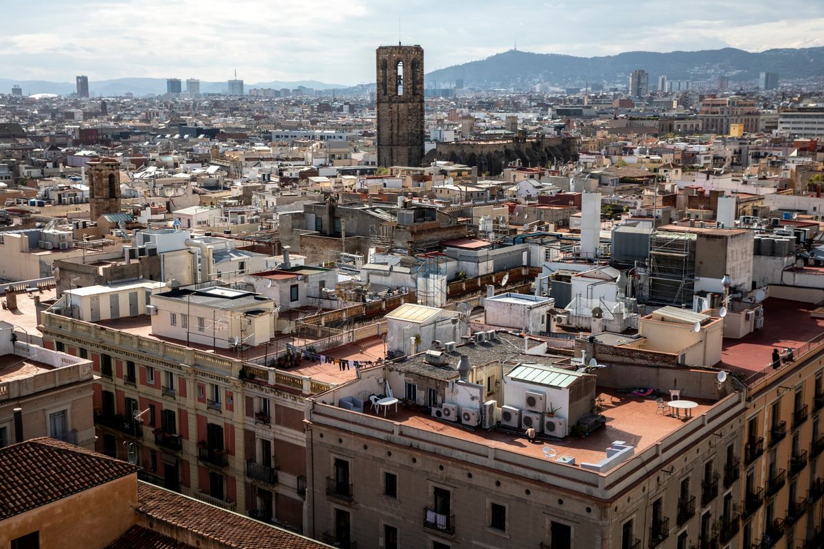 <div class='imageHoverDetail'>
             <p class='imageHoverTitle twoLineBreak'>Vistes de Barcelona des del mirador de Maria Aurèlia Capmany. Vistes de la ci...</p>
             <p class='imageHoverAutor oneLineBreak'>Autor: Edu Bayer</p>
             <button class='imageHoverBtn'>Mostra els detalls de la imatge <span class='sr-only'>Vistes de Barcelona des del mirador de Maria Aurèlia Capmany. Vistes de la ci...</span></button>
             </div>