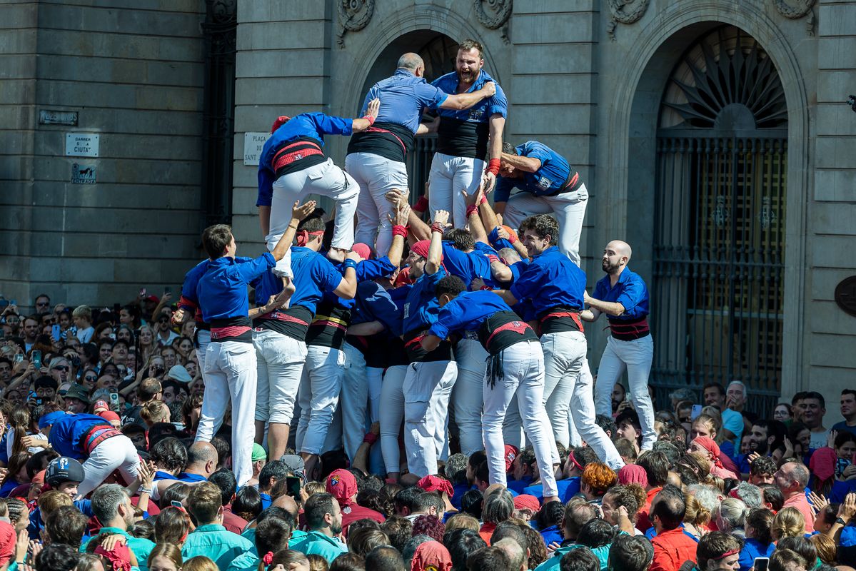<div class='imageHoverDetail'>
             <p class='imageHoverTitle twoLineBreak'>Castellers de la Vila de Gràcia descargando uno de los castillos de la Diada ...</p>
             <p class='imageHoverAutor oneLineBreak'>Autor: Edu Bayer</p>
             <button class='imageHoverBtn'>Ver los detalles de la imagen <span class='sr-only'>Castellers de la Vila de Gràcia descargando uno de los castillos de la Diada ...</span></button>
             </div>
