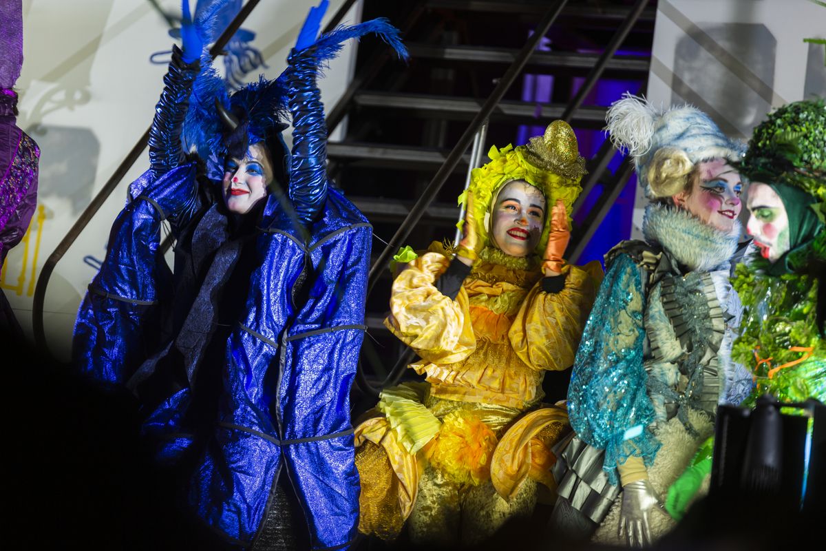 <div class='imageHoverDetail'>
             <p class='imageHoverTitle twoLineBreak'>Ambaixadores de la Reina Belluga a l'Arribo de Carnaval</p>
             <p class='imageHoverAutor oneLineBreak'>Autor: Manu González</p>
             <button class='imageHoverBtn'>Mostra els detalls de la imatge <span class='sr-only'>Ambaixadores de la Reina Belluga a l'Arribo de Carnaval</span></button>
             </div>