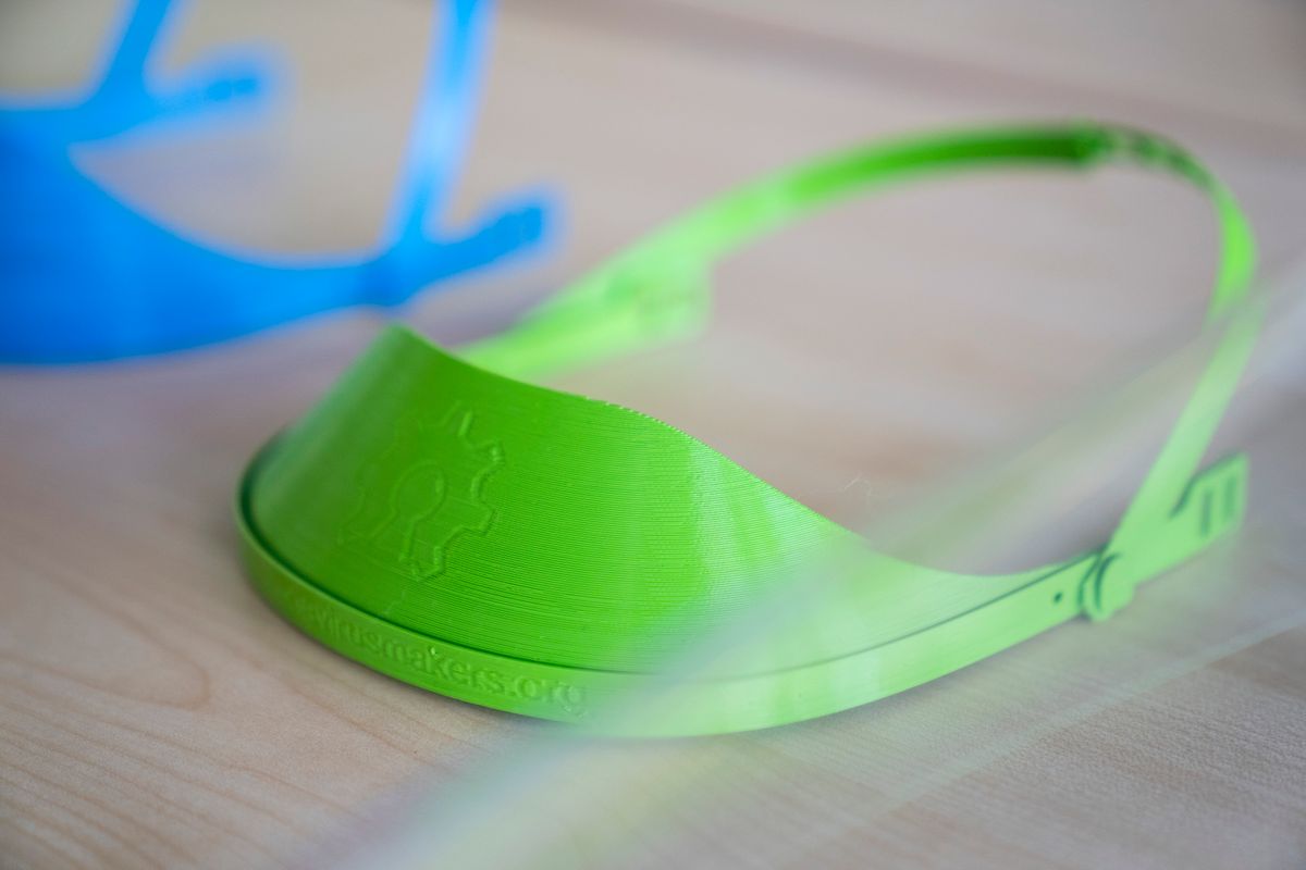 <div class='imageHoverDetail'>
             <p class='imageHoverTitle twoLineBreak'>Part impresa de la visera destinada a la protecció dels sanitaris</p>
             <p class='imageHoverAutor oneLineBreak'>Autor: Mònica Moreno</p>
             <button class='imageHoverBtn'>Mostra els detalls de la imatge <span class='sr-only'>Part impresa de la visera destinada a la protecció dels sanitaris</span></button>
             </div>